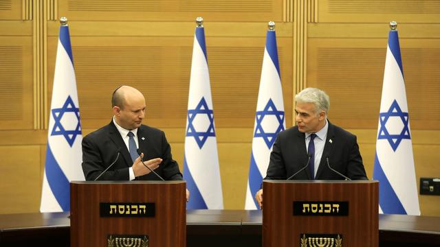 Le Premier ministre israélien Naftali Bennett (g.) et le ministre des Affaires étrangères Yaïr Lapid. [Keystone/EPA - Abir Sultan]