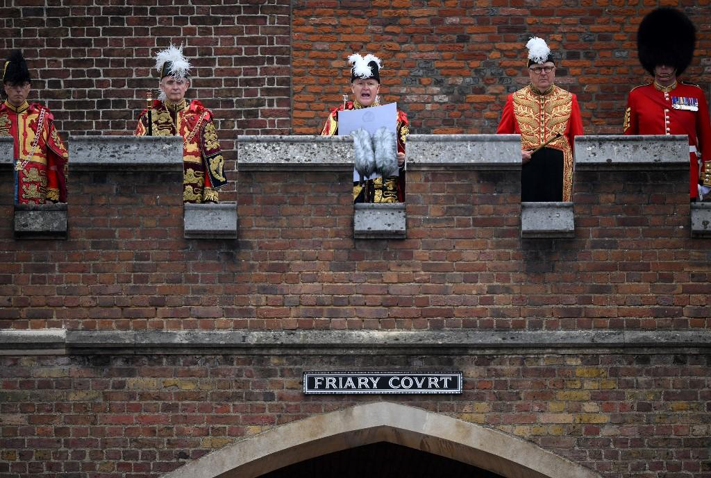 David Vines White, roi d'armes de l'ordre de la Jarretière, lit la proclamation du roi Charles III. [AFP - Daniel Leal]