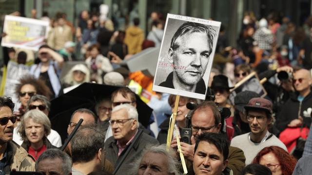 Des personnes participent à un rassemblement de l'UE Free Assange à Bruxelles, en Belgique, le 23 avril 2022. [EPA/KEYSTONE - Olivier Hoslet]