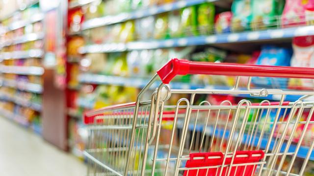 Un chariot dans un supermarché. [Depositphotos - gyn9037]