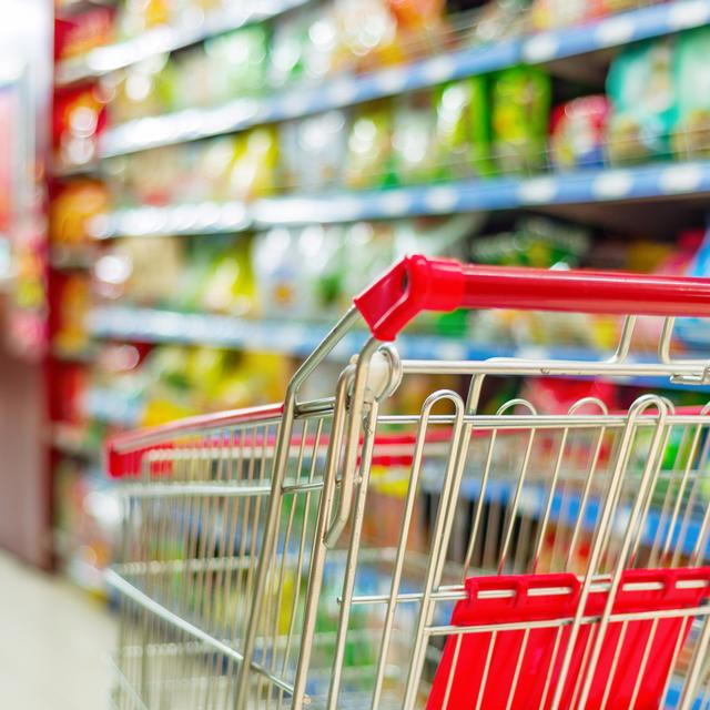 Un chariot dans un supermarché. [Depositphotos - gyn9037]