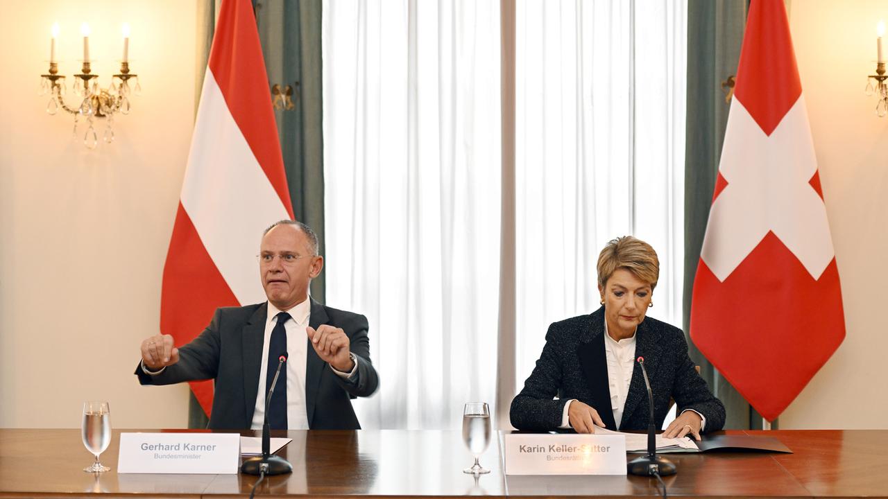 La conseillère fédérale Karin Keller-Sutter et le ministre autrichien de l'Intérieur Gerhard Karner lors d'une conférence de presse à Zurich. [Keystone - Walter Bieri]