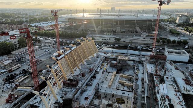 Les Perchés (12/12): au sommet d'une grue sur le chantier des Jeux olympiques de Paris. [AFP - Colin Bertier]