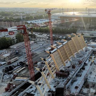 Les Perchés (12/12): au sommet d'une grue sur le chantier des Jeux olympiques de Paris. [AFP - Colin Bertier]