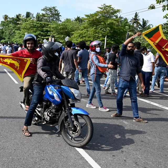 Le gouvernement du Sri Lanka, à l'exception du président et du Premier ministre, a démissionné dimanche soir [AFP - Ishara S. KODIKARA]