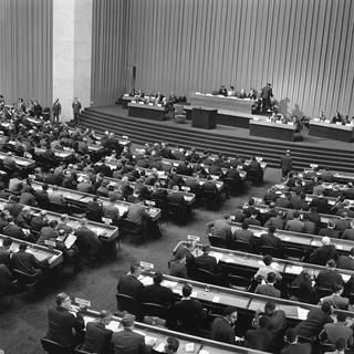 Les délégations de la conférence à la Conférence des Nations Unies sur le commerce et le développement lors de l'ouverture le 23 mars 1964 à Genève, Suisse. [KEYSTONE]