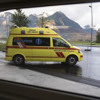 Une ambulance de l'hôpital de Monthey. [Keystone - Laurent Gillieron]