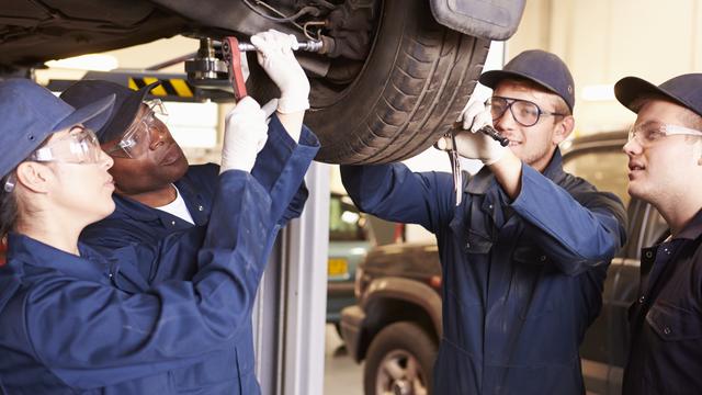 Des apprenti.e.s garagistes et leur enseignant. [Depositphotos - Monkeybusiness]