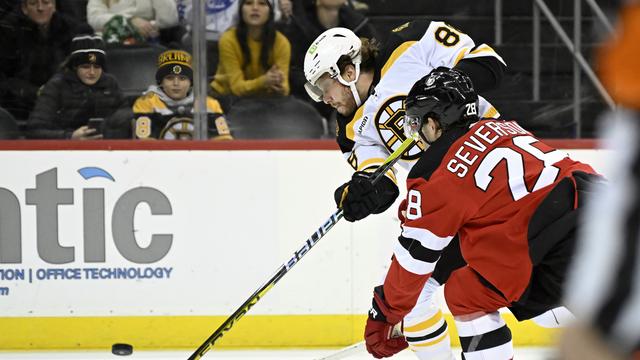 Pastrnak (en blanc) a étalé toute sa classe avec Boston. [Bill Kostroun]