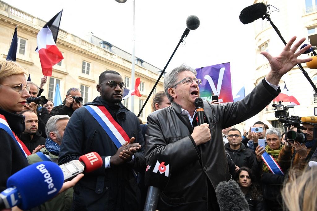 Carlos Martens Bilongo et le leader de LFI Jean-Luc Mélenchon lors d'une réunion de soutien au député. [afp - Bertrand Guay]