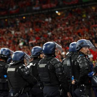 La police française devant les supporters de Liverpool à la fin de la finale de l'UEFA Champions League entre le Liverpool FC et le Real Madrid au Stade de France à Saint-Denis. [EPA/Keystone - Yoan Valat]