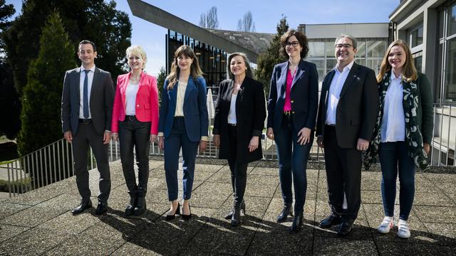 Les membres du Conseil d'Etat vaudois. De gauche à droite, Vassilis Venizelos, Isabelle Moret, Rebecca Ruiz, Nuria Gorrite, Christelle Luisier, Frédéric Borloz et Valérie Dittli le 10 avril 2022 à Lausanne. [Keystone - Jean-Christophe Bott]