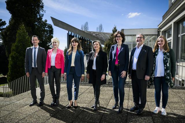 Les membres du Conseil d'Etat vaudois. De gauche à droite, Vassilis Venizelos, Isabelle Moret, Rebecca Ruiz, Nuria Gorrite, Christelle Luisier, Frédéric Borloz et Valérie Dittli le 10 avril 2022 à Lausanne. [Keystone - Jean-Christophe Bott]