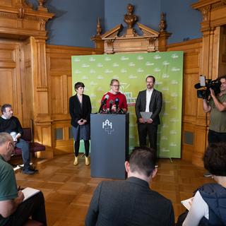 Les parlementaires verts Lisa Mazzone (GE), Aline Trede (BE) et Balthasar Glaettli (ZH) durant la conférence de presse. [Keystone - Peter Schneider]