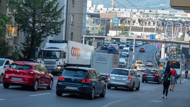 Embouteillages pendant les heures de pointe dans la Rosengartenstrasse, Zurich. [Depositphotos - Thomas.Stoiber]