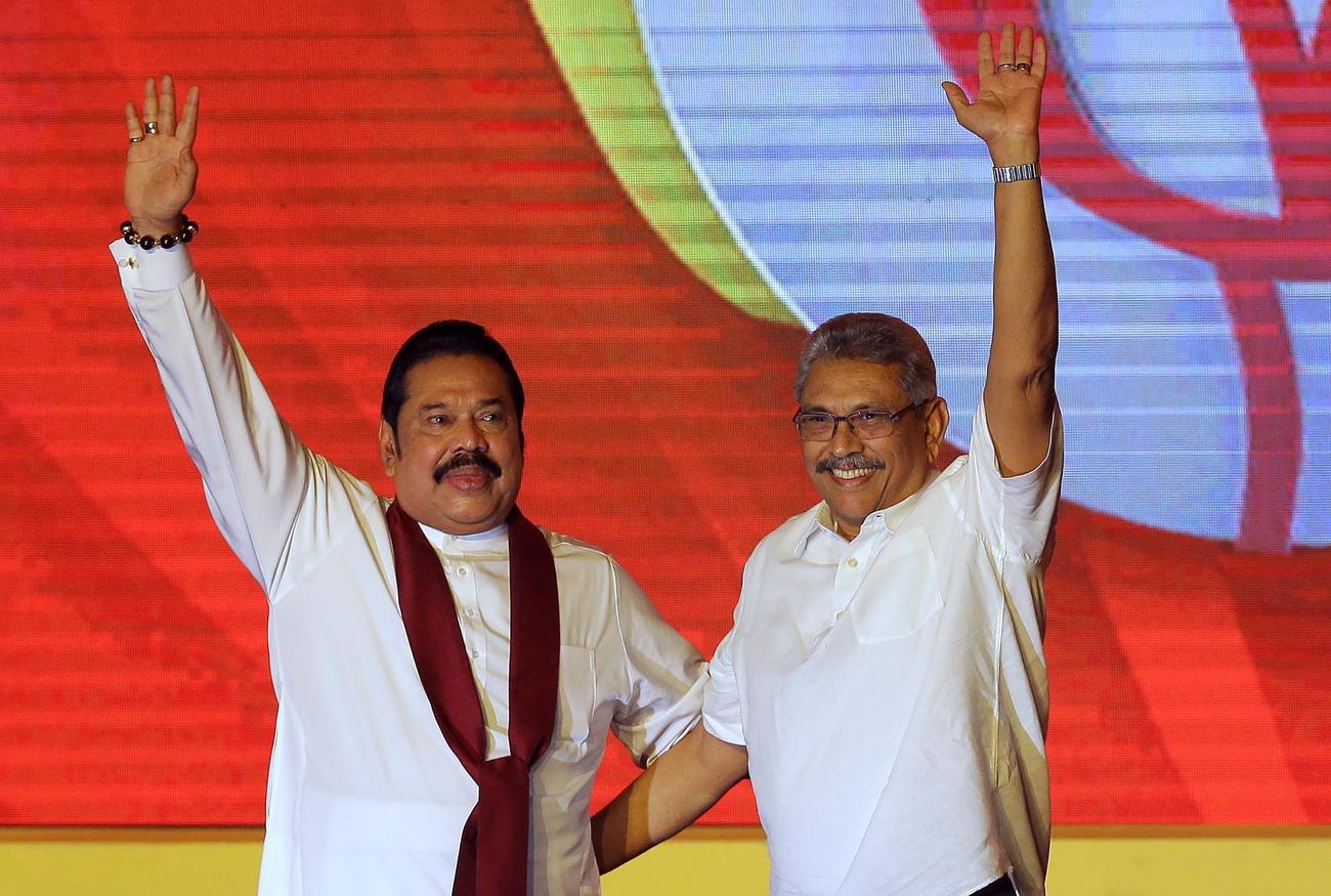 Mahinda et Gotabaya Rajapaska durant une réunion publique en 2019. [Keystone - AP Photo/Eranga Jayawardena]