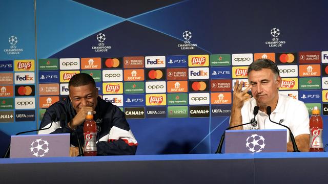 L'attaquant du PSG Kylian Mbappé et l'entraîneur du club Christophe Galtier en conférence de presse avant le match de Ligue des Champions face à la Juventus. [Keystone - Thibault Camus]