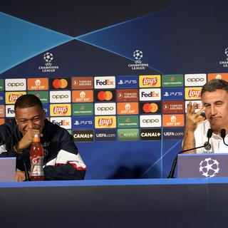 L'attaquant du PSG Kylian Mbappé et l'entraîneur du club Christophe Galtier en conférence de presse avant le match de Ligue des Champions face à la Juventus. [Keystone - Thibault Camus]