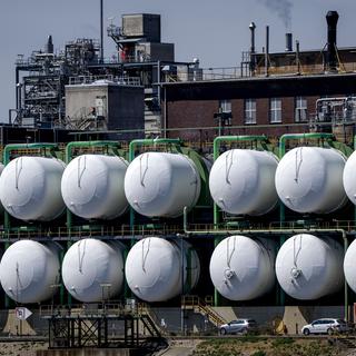 Des réservoirs sont fixés sur un bâtiment au sol de l'usine chimique BASF à Ludwigshafen, en Allemagne, lundi 4 juillet 2022. [AP Photo/KEYSTONE - Michael Probst]