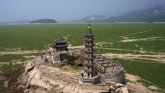 La sécheresse historique en Chine dévoile l'île de Luoxingdun. [EPA/Keystone - Alex Plaveski]