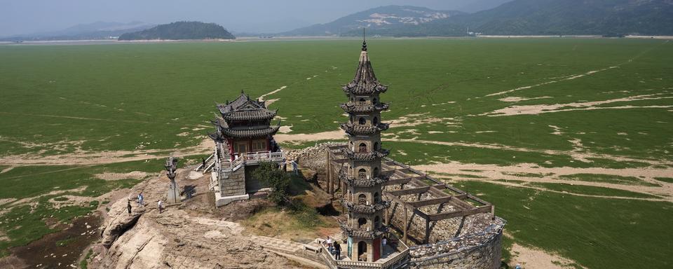 La sécheresse historique en Chine dévoile l'île de Luoxingdun. [EPA/Keystone - Alex Plaveski]