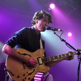 Ezra Koening, chanteur du groupe Vampire Weekend sur la scène du Montreux Jazz en juillet 2010. [Keystone - Dominic Favre]