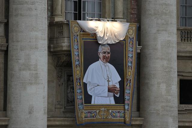 La tapisserie représentant le pape Jean-Paul 1er dévoilée sur la façade de la Basilique Saint-Pierre au Vatican. [Keystone/AP Photo - Alessandra Tarantino]