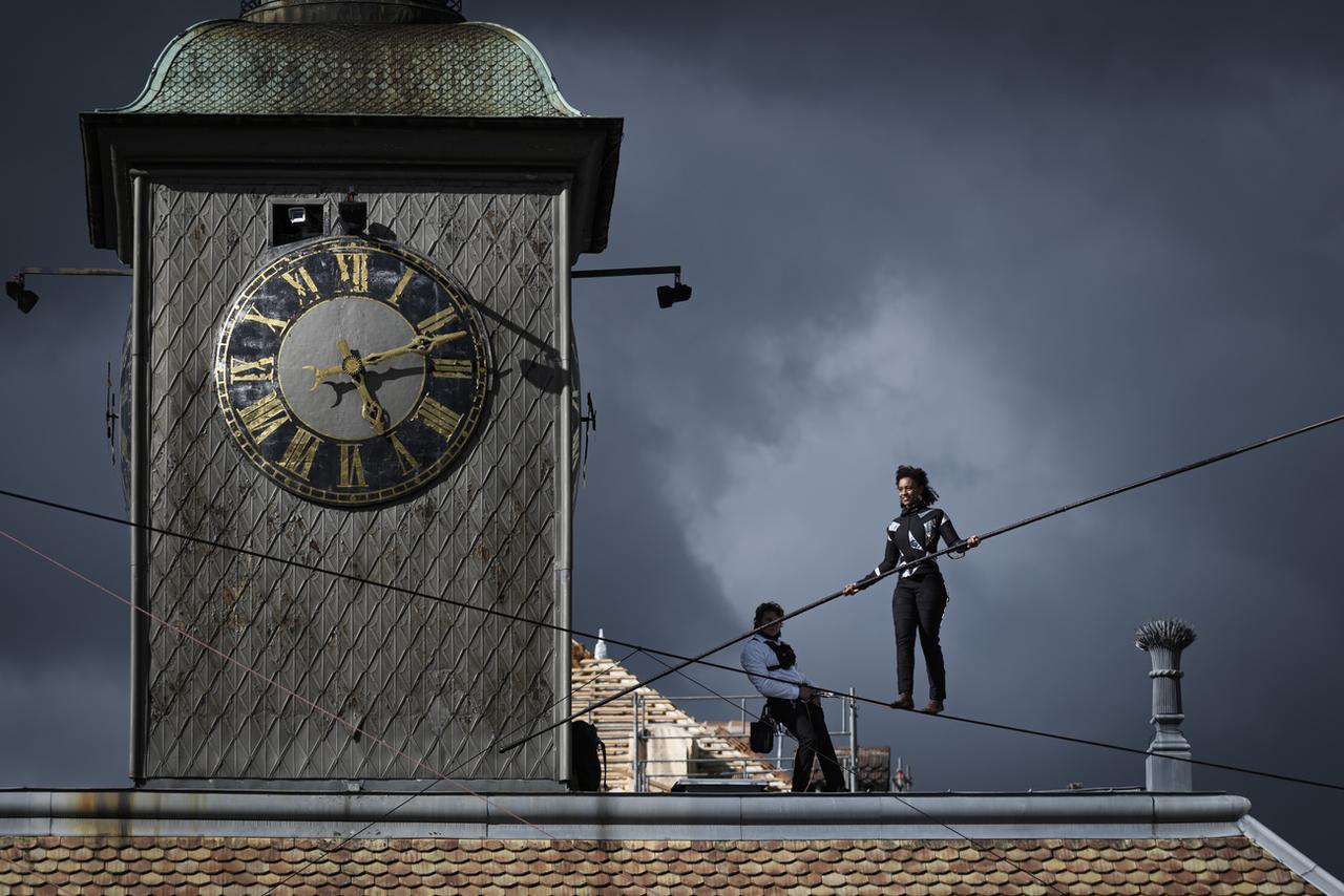 Tatiana-Mosio Bongonga relie le théâtre du Reflet au château de l'Aile à Vevey, à une hauteur de 20 mètres au dessus de la place du Marché, à l'occasion du spectacle "Lignes Ouvertes". [KEYSTONE - Gabriel Monnet]