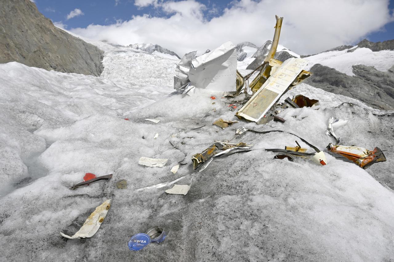 Les débris de l'avion écrasé en 1968, sur le glacier d'Aletsch. [KEYSTONE - Anthony Anex]