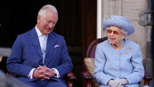 Le nouveau roi Charles III en compagnie de sa mère, la reine Elizabeth II le 30 juin 2022. [Keystone - Jane Barlow/Pool via AP]