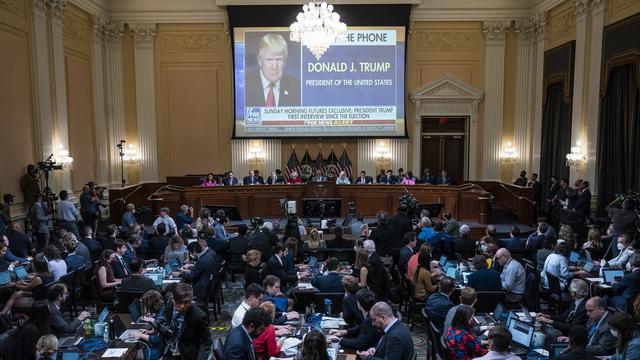 Une image de l'ancien président Donald Trump est montrée sur grand écran, lors de la deuxième audience de la commission d'enquête sur l'assaut du 6 janvier 2021 au Capitole. [Jabin Botsford /EPA]