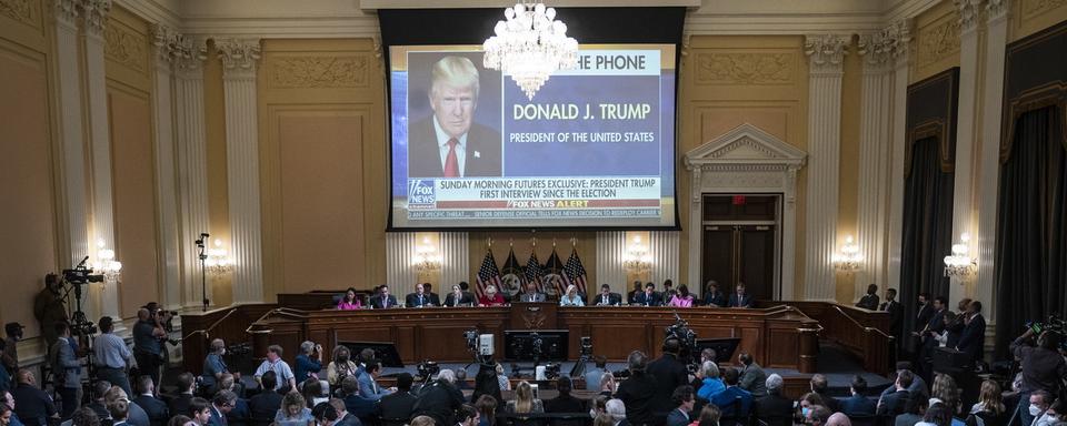 Une image de l'ancien président Donald Trump est montrée sur grand écran, lors de la deuxième audience de la commission d'enquête sur l'assaut du 6 janvier 2021 au Capitole. [Jabin Botsford /EPA]