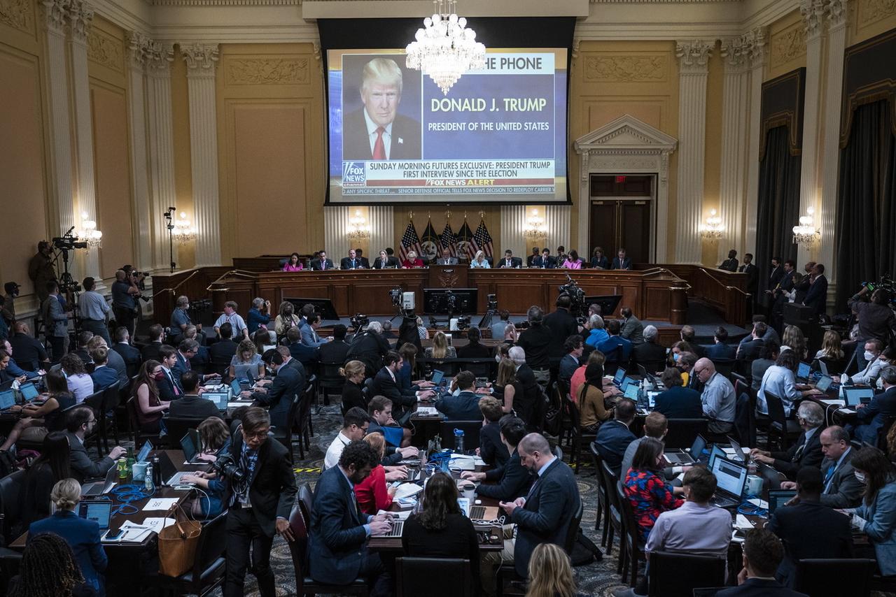 Une image de l'ancien président Donald Trump est montrée sur grand écran, lors de la deuxième audience de la commission d'enquête sur l'assaut du 6 janvier 2021 au Capitole. [Jabin Botsford /EPA]