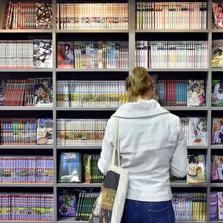 Une lectrice de mangas lors de la 43e édition du festival de BD d'Angoulême en 2016. [AFP - Georges Gobet]
