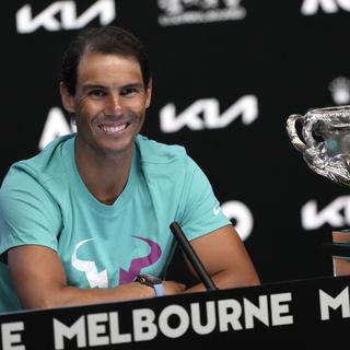 L'Espagnol Rafael Nadal sourit lors d'une conférence de presse après sa victoire sur le Russe Daniil Medvedev en finale du simple masculin de l'Open d'Australie de tennis à Melbourne, en Australie, tôt le lundi 31 janvier 2022. [AP Photo/KEYSTONE - Simon Baker]