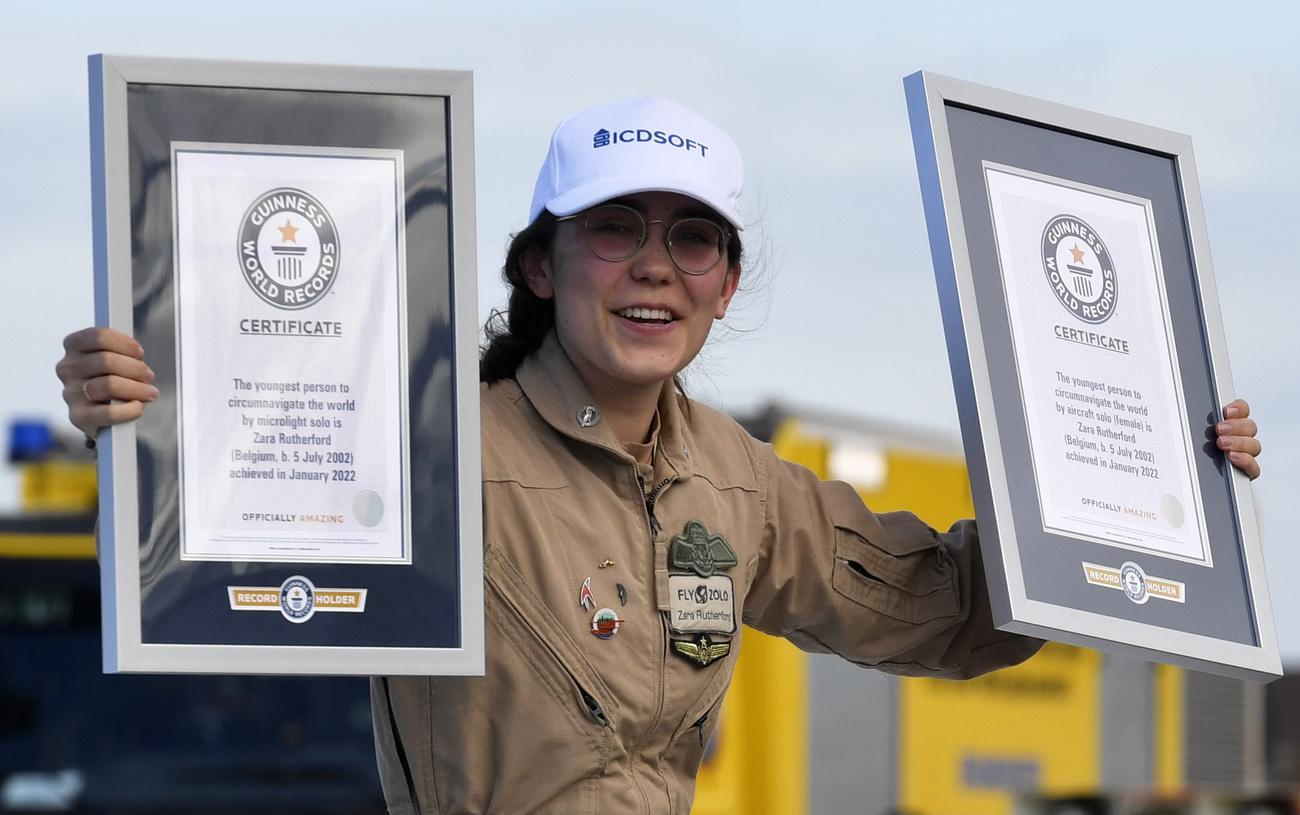 Zara Rutherford détient désormais le record de la plus jeune femme ayant effectué un tour de la planète en solo dans un avion biplace ultraléger. [KEYSTONE - GEERT VANDEN WIJNGAERT]