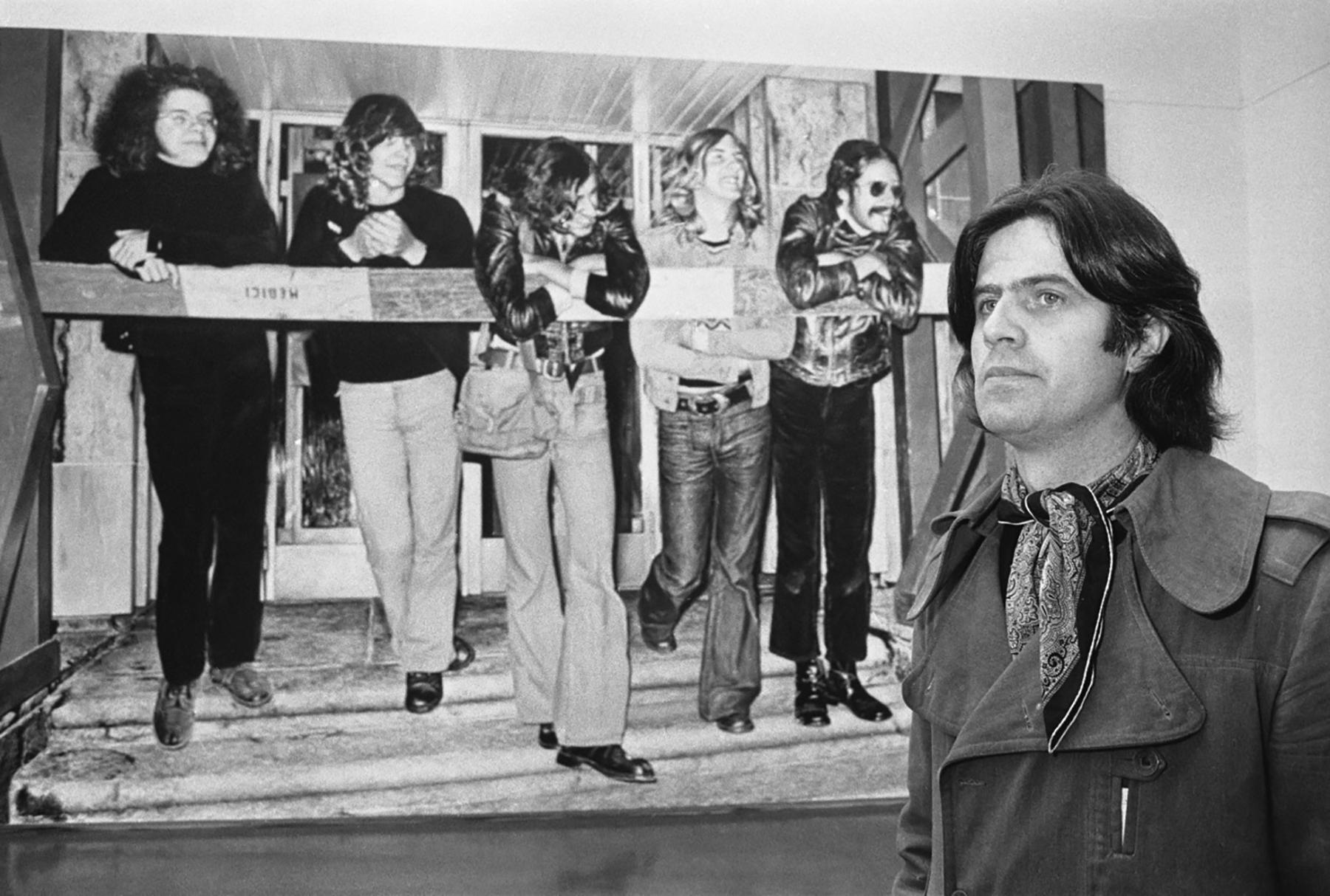 Franz Gertsch en 1972 devant l'une de ses oeuvres au Kunstmuseum Luzern. [Keystone - STR]
