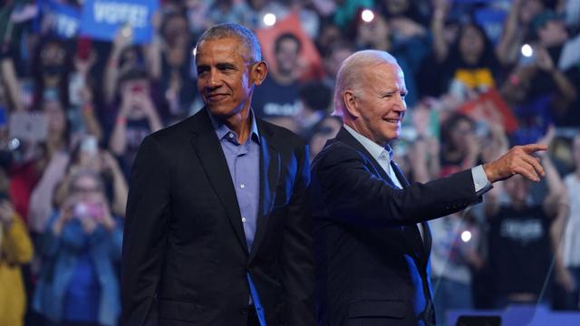 L'ancien président Barack Obama et le président Joe Biden ont tenu un rassemblement de campagne pour le candidat démocrate au poste de gouverneur de Pennsylvanie, Josh Shapiro, et le candidat démocrate au poste de lieutenant-gouverneur au Sénat, John Fetterman, samedi 5 novembre 2022, à Philadelphie. [AFP - Lokman Vural Elibol / Anadolu Agency]