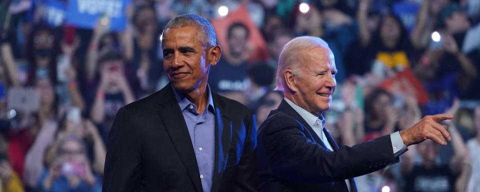 L'ancien président Barack Obama et le président Joe Biden ont tenu un rassemblement de campagne pour le candidat démocrate au poste de gouverneur de Pennsylvanie, Josh Shapiro, et le candidat démocrate au poste de lieutenant-gouverneur au Sénat, John Fetterman, samedi 5 novembre 2022, à Philadelphie. [AFP - Lokman Vural Elibol / Anadolu Agency]