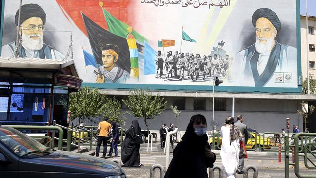 Un panneau dans la rue à Téhéran avec des portraits de l'ayatollah Ali Khamenei. [AFP - Atta Kenare]