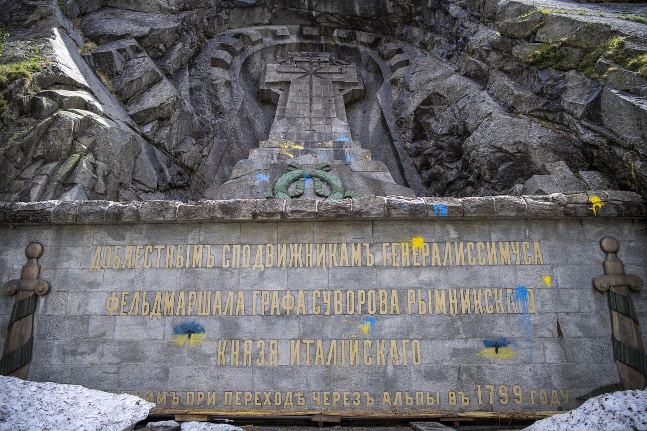 Un monument dédié aux troupes russes a été vandalisé le 16 mai dernier à Andermatt. [keystone - Urs Flueeler]