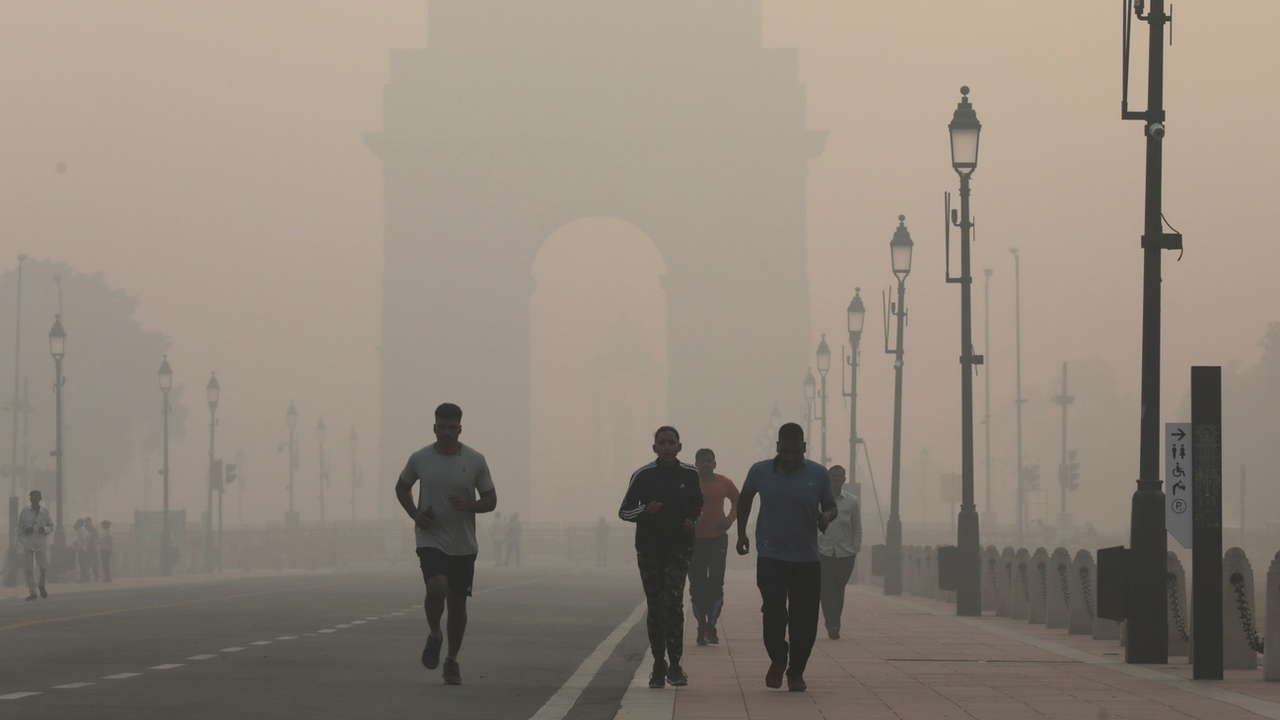 Joggeurs affrontant le smog hivernal à New Delhi, 03.11.2022. [EPA/Keystone - Rajat Gupta]