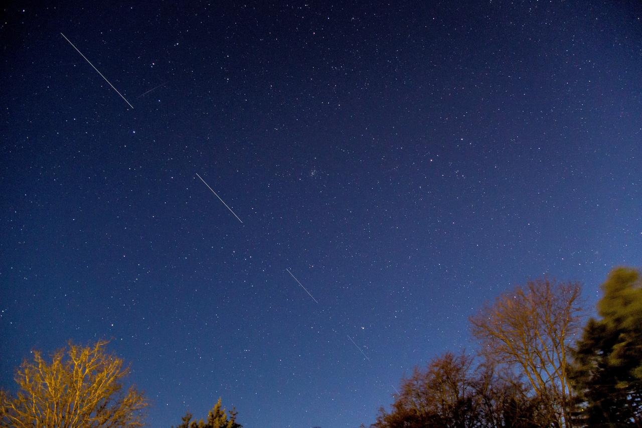 Les satellites SpaceX Starlink photographiés dans le ciel vu de Svendborg sur South Funen, au Danemark, le 21 avril 2020. [reuters - Mads Claus Rasmussen]