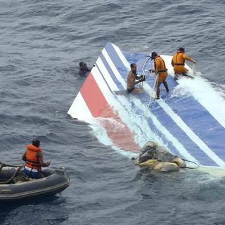 Dans cette image d'archives, des membres de la marine brésilienne collectent des débris provenant du crash du vol Paris-Rio dans l'Atlantique. [AP/Keystone - Armée de l'air brésilienne]