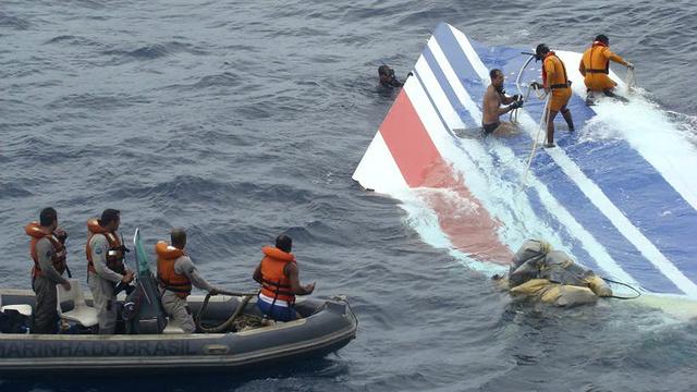 Dans cette image d'archives, des membres de la marine brésilienne collectent des débris provenant du crash du vol Paris-Rio dans l'Atlantique. [AP/Keystone - Armée de l'air brésilienne]