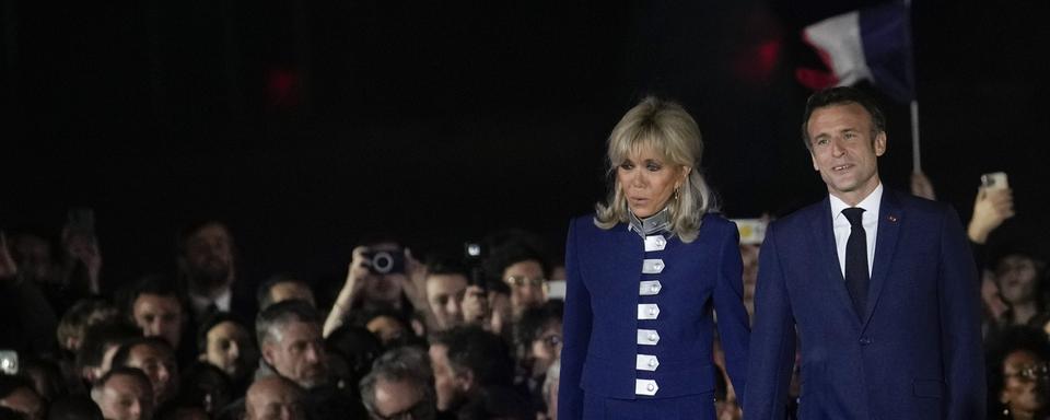 Emmanuel et Brigitte Macron au Champ de Mars, après l'annonce de la victoire du président sortant. [EP/Keystone - Christophe Ena]