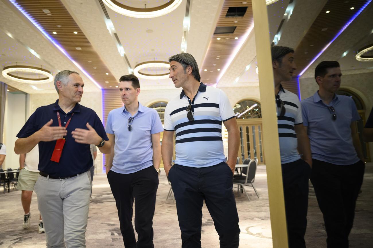 Pierluigi Tami, Vincent Cavin et Murat Yakin ont enchaîné les visites à Doha. [Keystone - Laurent Gilliéron]