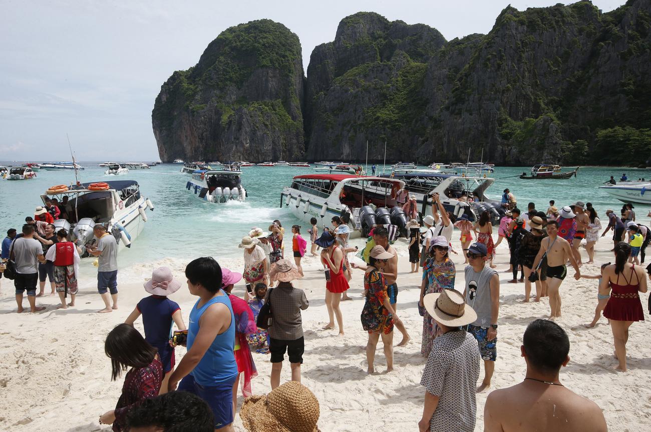 Le tourisme de masse a causé beaucoup de dégâts à Maya Bay. [Keystone - AP Photo/Sakchai Lalit]