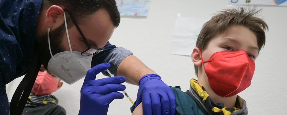 La vaccination des enfants contre le Covid a débuté dans plusieurs cantons (image d'illustration). [Keystone/DPA - Sebastian Gollnow]