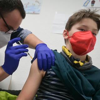 La vaccination des enfants contre le Covid a débuté dans plusieurs cantons (image d'illustration). [Keystone/DPA - Sebastian Gollnow]